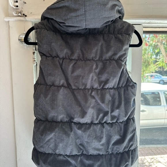 Bench Puffer Vest with Packable Hood XS - Picture 7 of 12